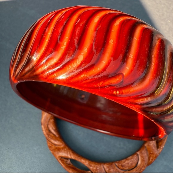Vintage 1970s Carved Bangles Set in Red and Brown - Picture 3 of 12